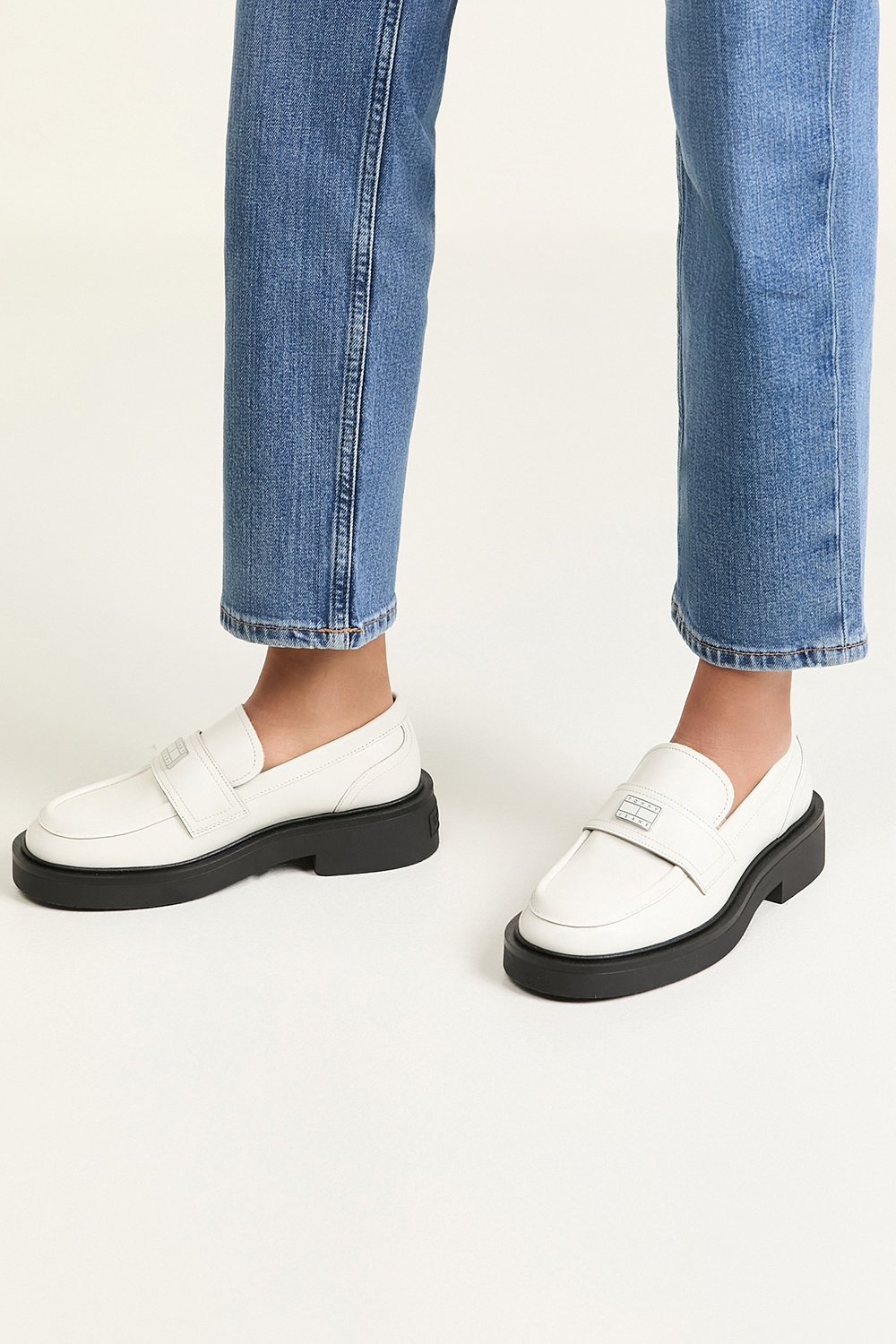 תמונת כל הלוק של נעלי מוקסינים